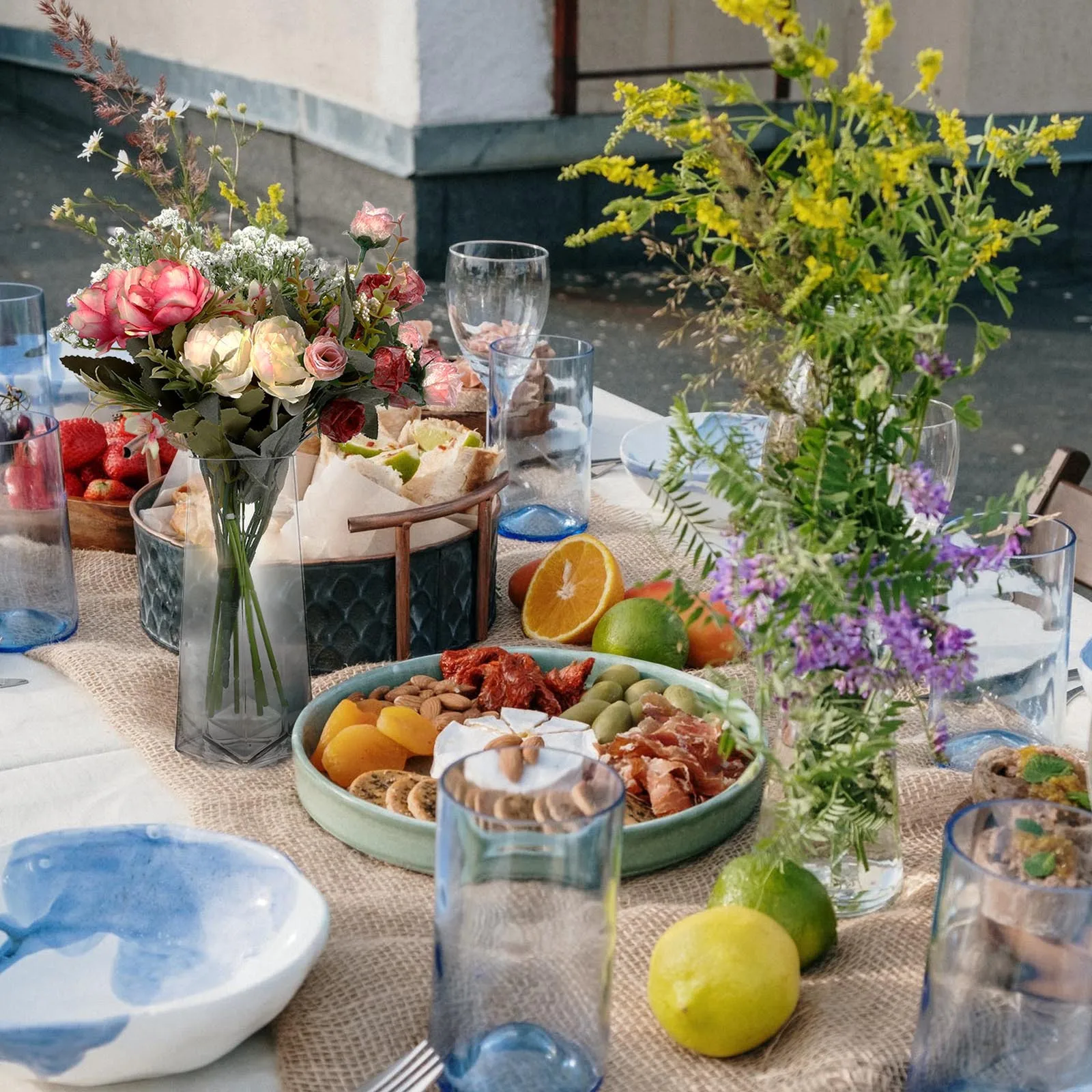 

1Pcs Gradient Glass Vase Manual Blown Thick Glass Flower Holder Wide Stable Base for Fresh Flower Arrangement Living Room Dining