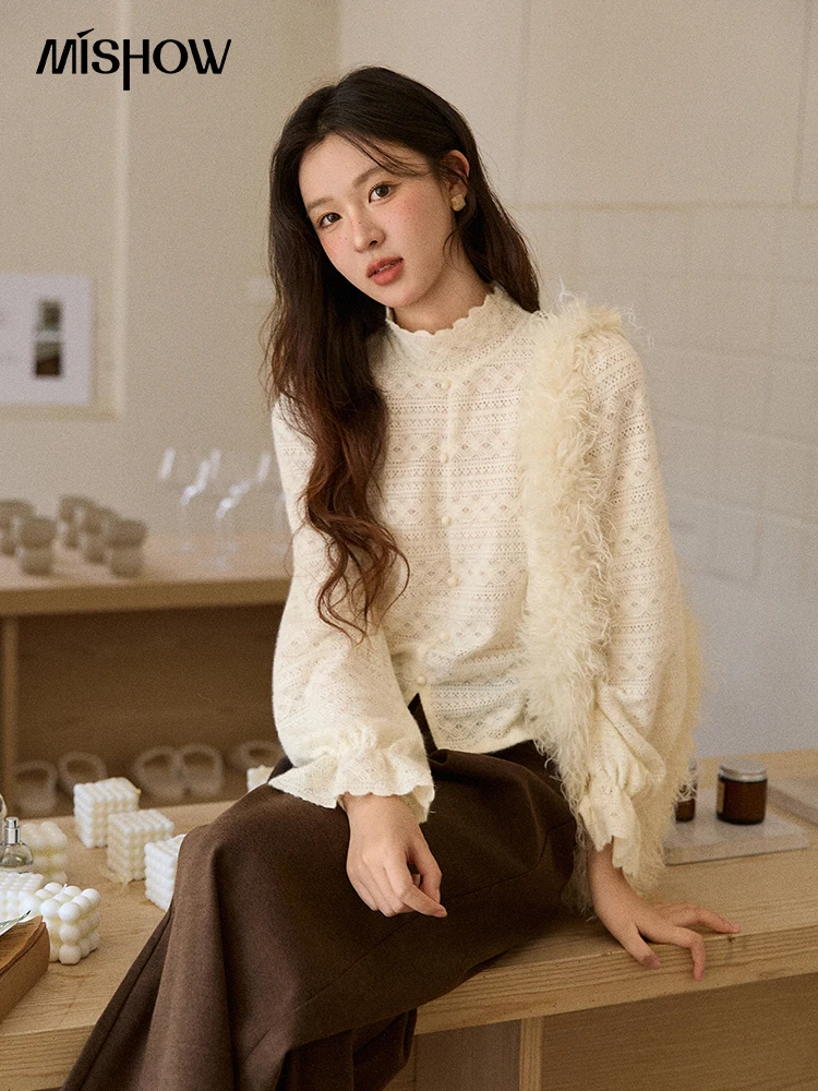 بلوزة نسائية من الدانتيل من MISHOW موضة شتاء 2025 باللون الأصفر برقبة عالية بقصة ضيقة مع شقوق وطبقة أساسية علوية للتنقل MXE48X2501