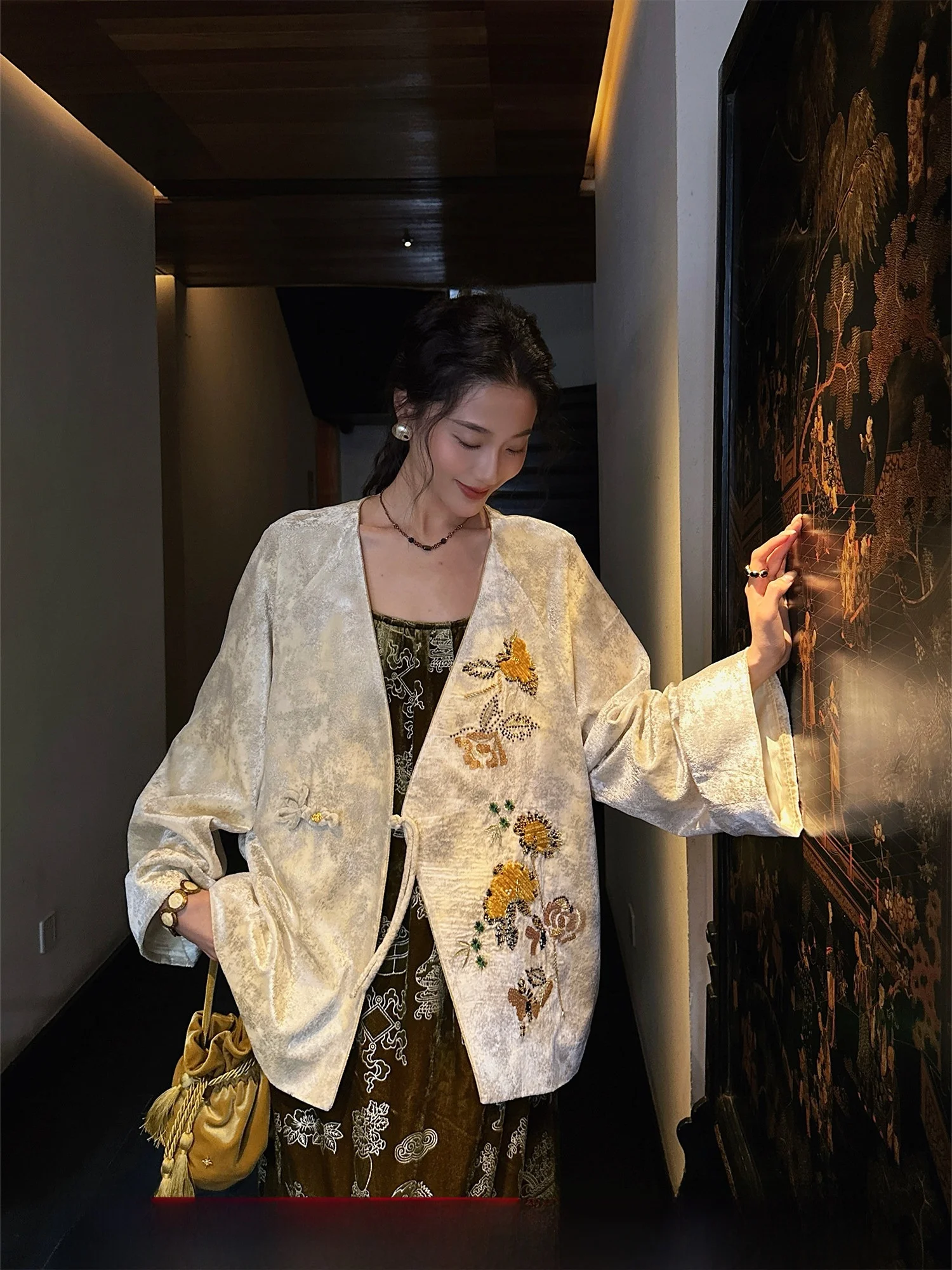 

Новое китайское бархатное пальто Sanji Bla Flower для женщин: модное, уникальное, осеннее, трендовое, с длинными рукавами, на пуговицах