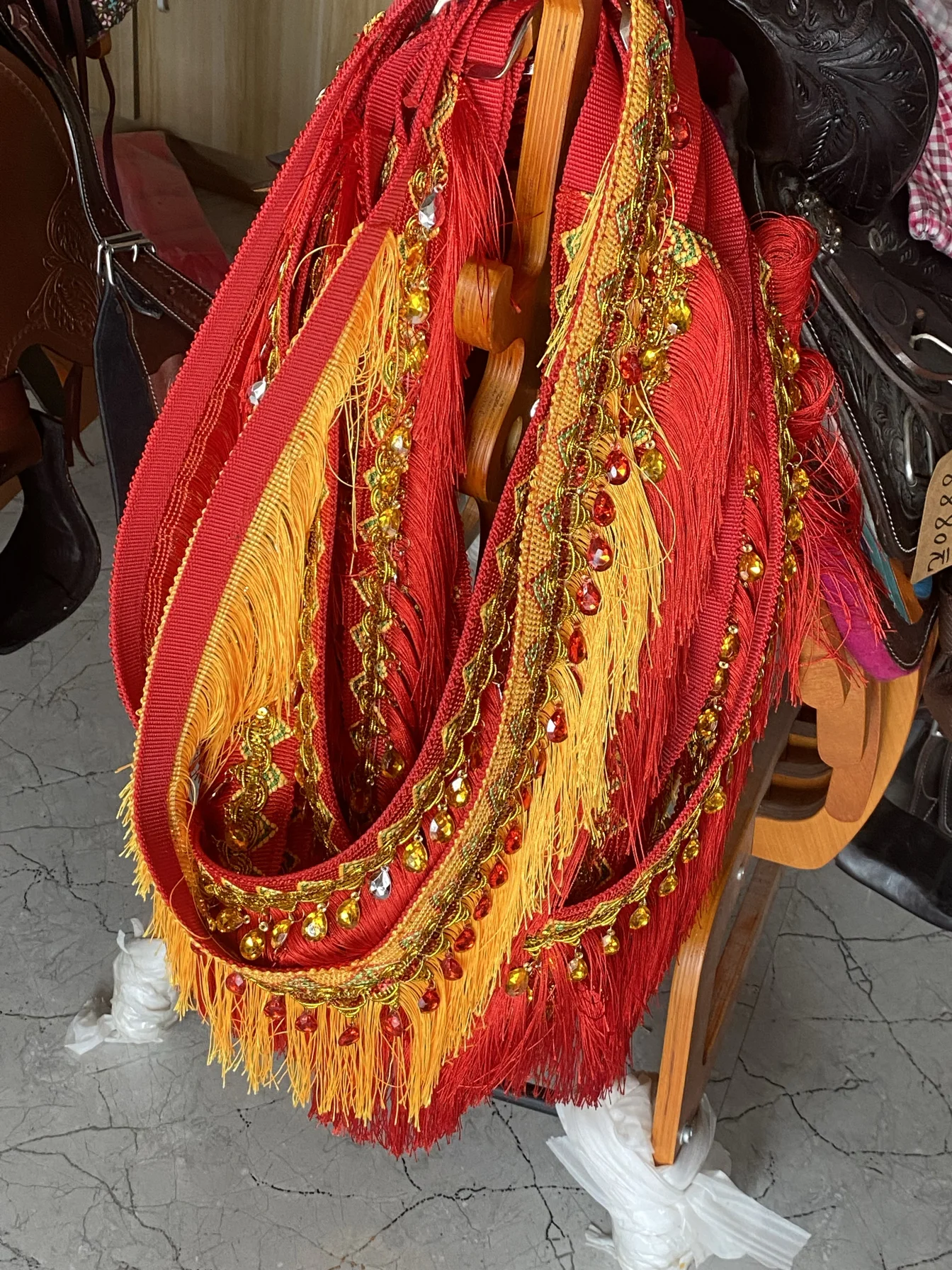 تم تجهيز الخيول بصناديق ملونة وصناديق كبيرة وزخارف السرج وصناديق الزهور.