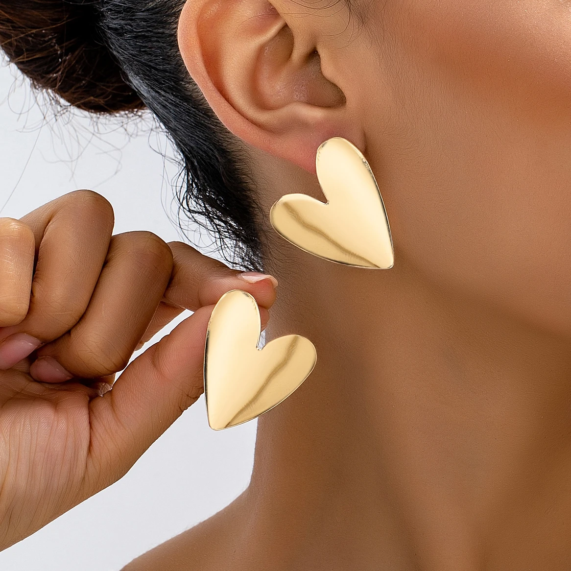 A Pair of Women's Earrings, Smooth Irregular Heart-Shaped Earrings, Suitable for Daily Wear and Vacation Wear