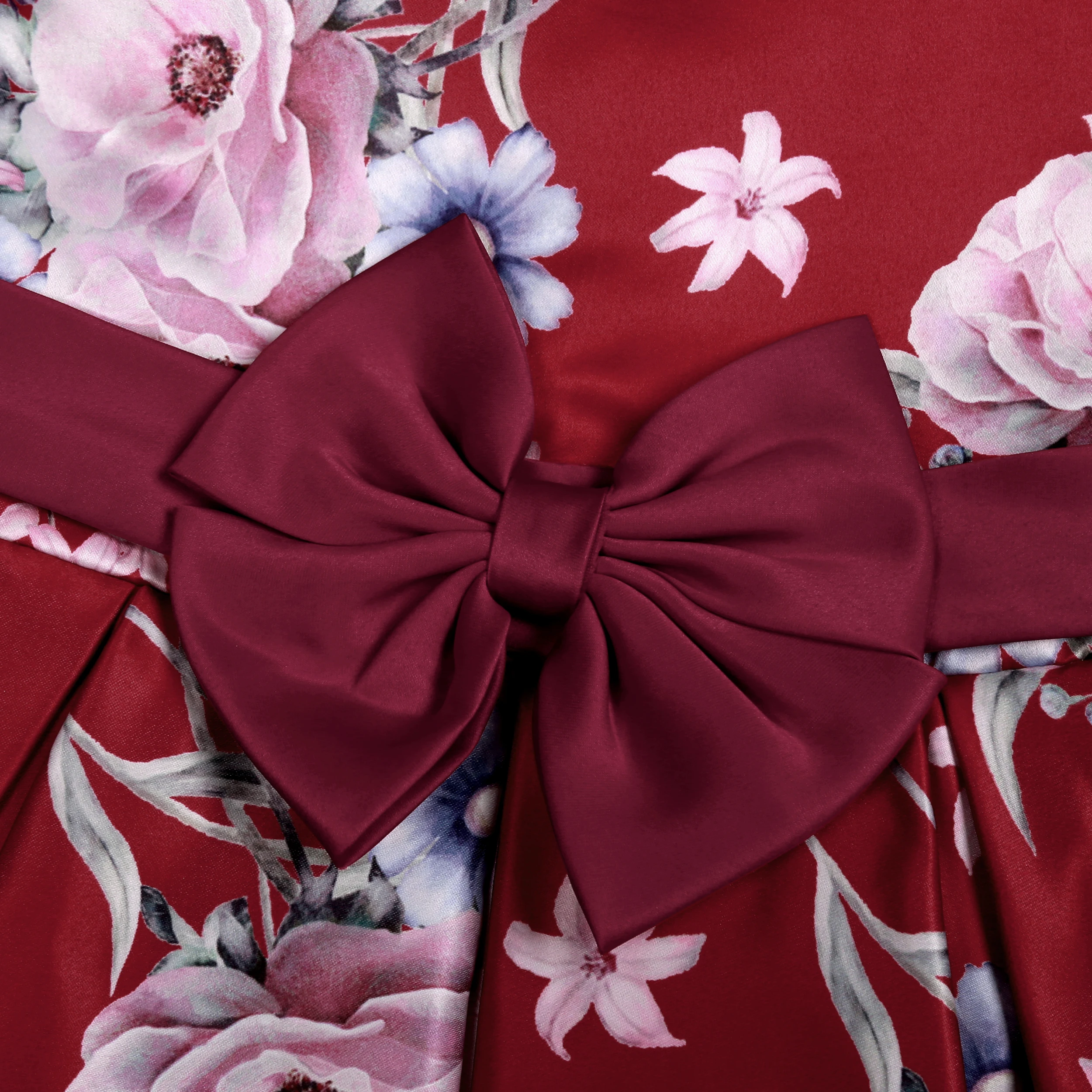 El rendimiento del piano rojo presenta trajes formales, trajes de fiesta y vestidos de boda para niña de las flores.