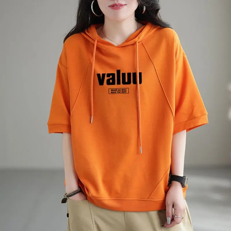 Camisola feminina com capuz estampado em letras de manga curta, suéter esportivo solto, grande, versátil, casual, moda artística, verão, novo, 2024