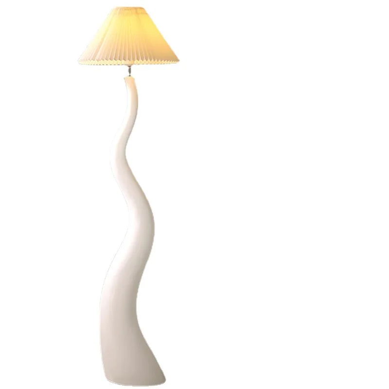 Semplice lampada da terra da soggiorno in stile crema plissettata, lampada da terra decorativa creativa con ombrello accanto al divano