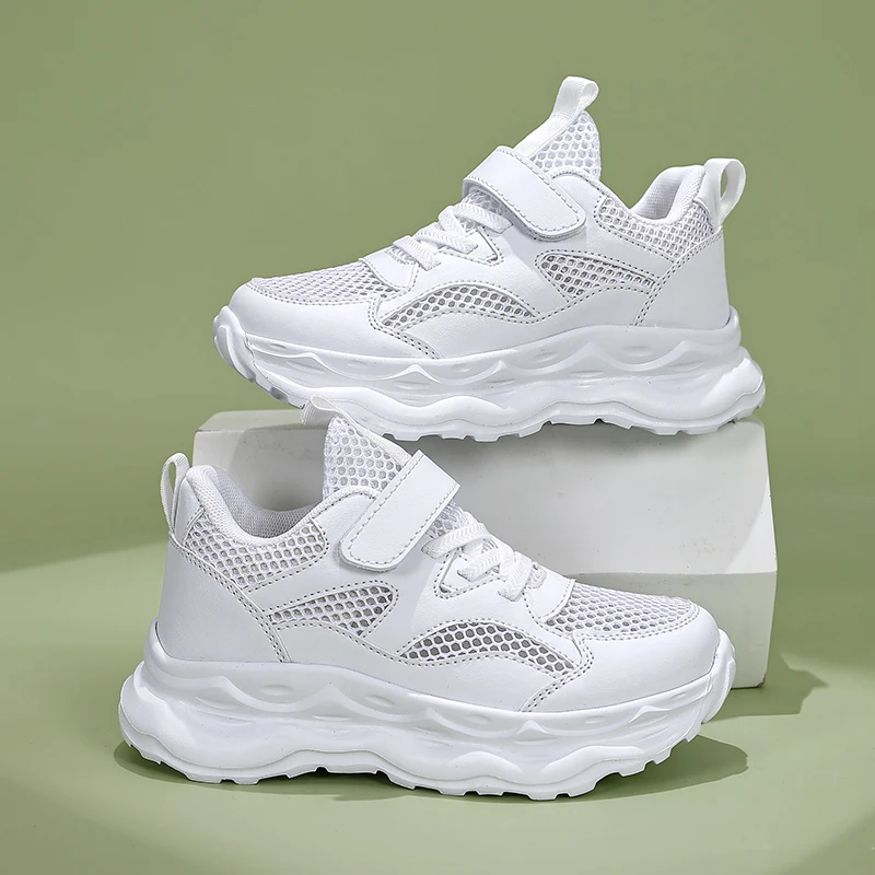 A pair of breathable and open-weave children's white sneakers for summer, suitable for school and daily exercise. MB-800