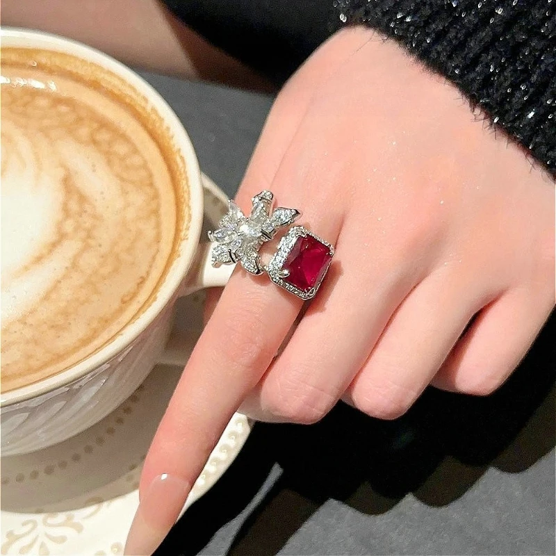 Luxury Vintage Pigeon Blood Red CZ Flower Shaped Women's Ring Upscale Grace Banquet Anniversary Wedding Rings Jewelry Accessory