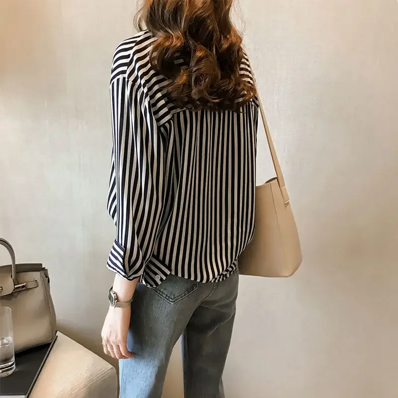 Kemeja wanita lengan panjang, pakaian kasual wanita longgar berkancing, selempang Off Shoulder garis-garis Mode Musim Semi