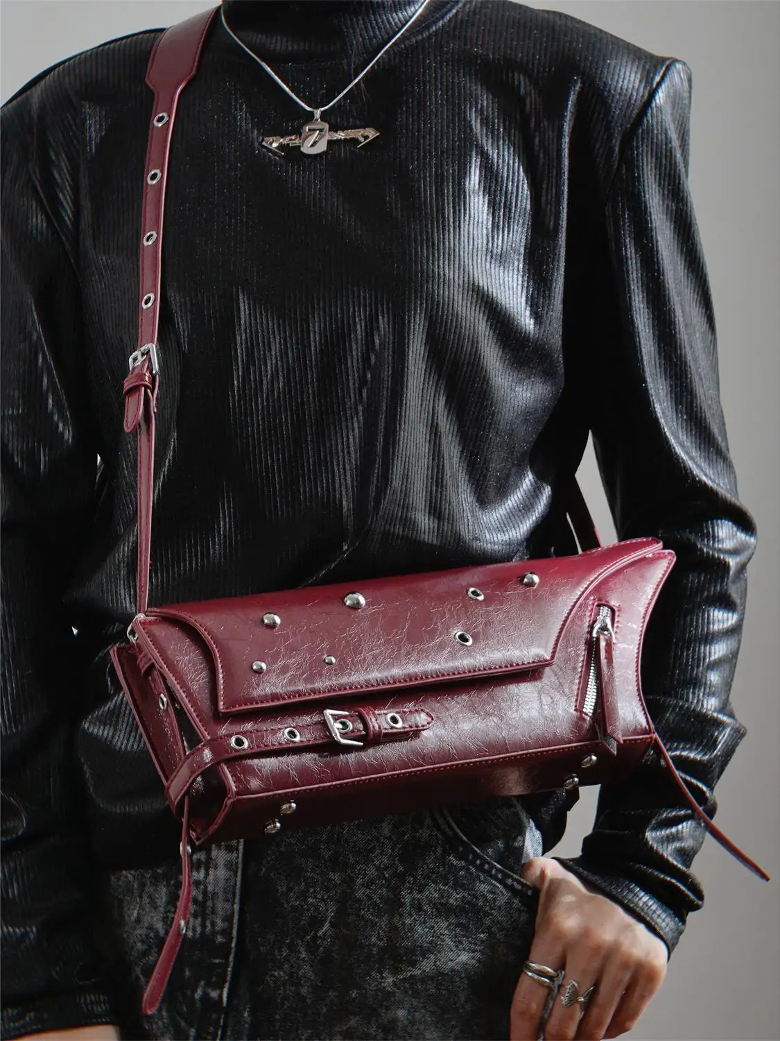 Original Gothic Underarm Bag Stylish Y2K Punk Irregular Rivet Shoulder Bag American  Versatile Casual Commuter Messenger Bag
