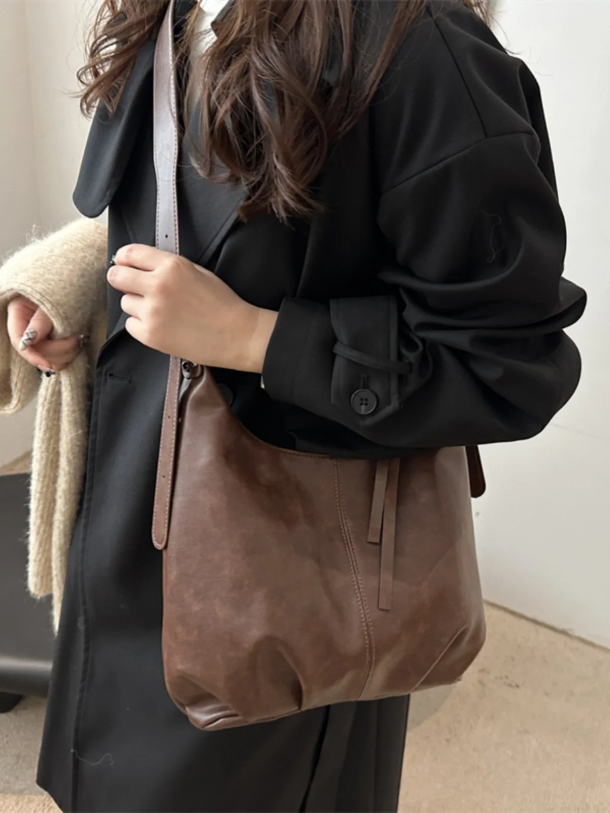 bolsa-de-ombro-fena-ande-e-estilosa-para-o-inverno-2024-bolsa-tote-faion-para-o-dia-a-dia-versatil-em-couro-pu-de