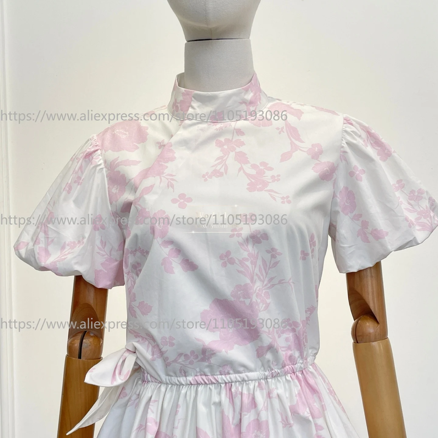 

Бело-розовое мини-платье с цветочным принтом, воротником-мандарином, пышными рукавами и завязками на талии, женское, А-силуэт