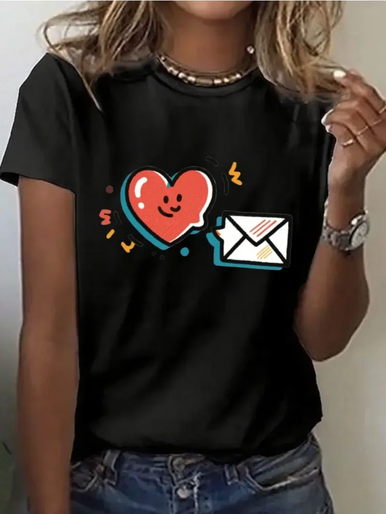 

Женская футболка с рисунком: очаровательный топ в форме сердца и конверта с принтом, повседневный стиль, наряд на день Святого Валентина, игривый дизайн