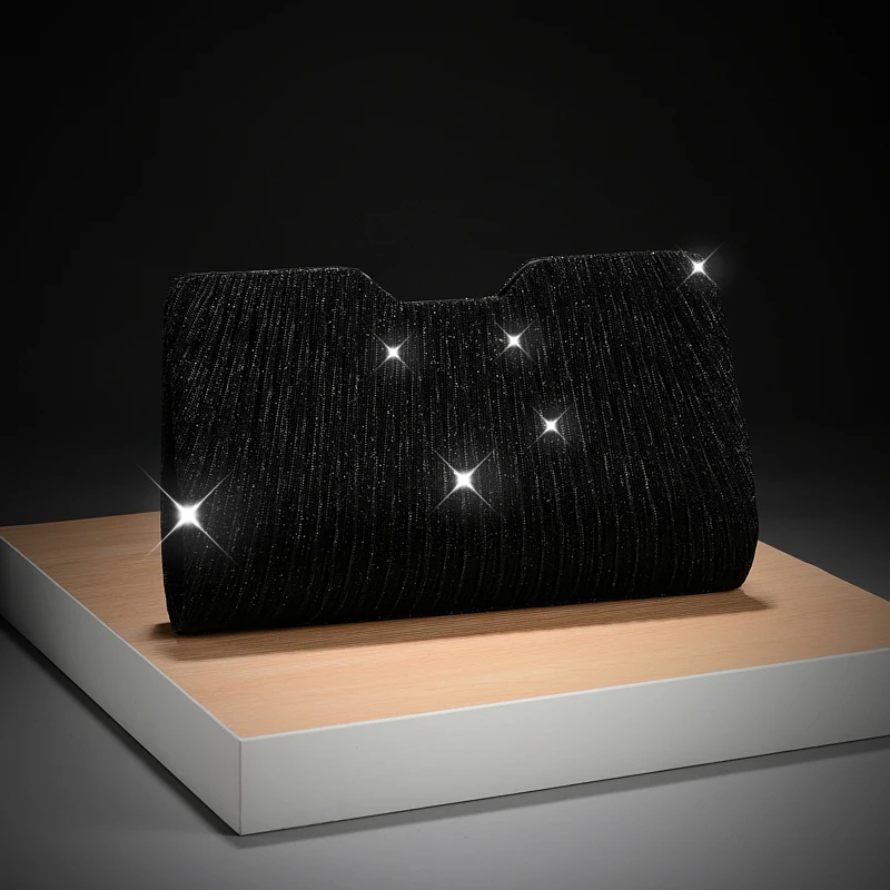 Luxuriöse, leicht verzierte Abendtasche mit vertikalen Falten und Pailletten, mit Metallkette, als Umhängetasche für Verlobungspartys, passend zu festlichen Kleidern. – Detail 12