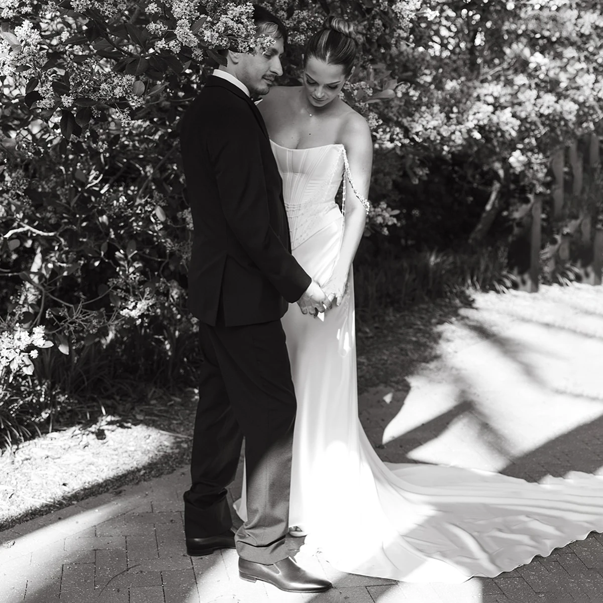 コルセット骨太トップパールチェーンオフショルダースリーブブライダルドレスコラムサテンスカートグロメット閉鎖カスタマイズされたウェディングドレス