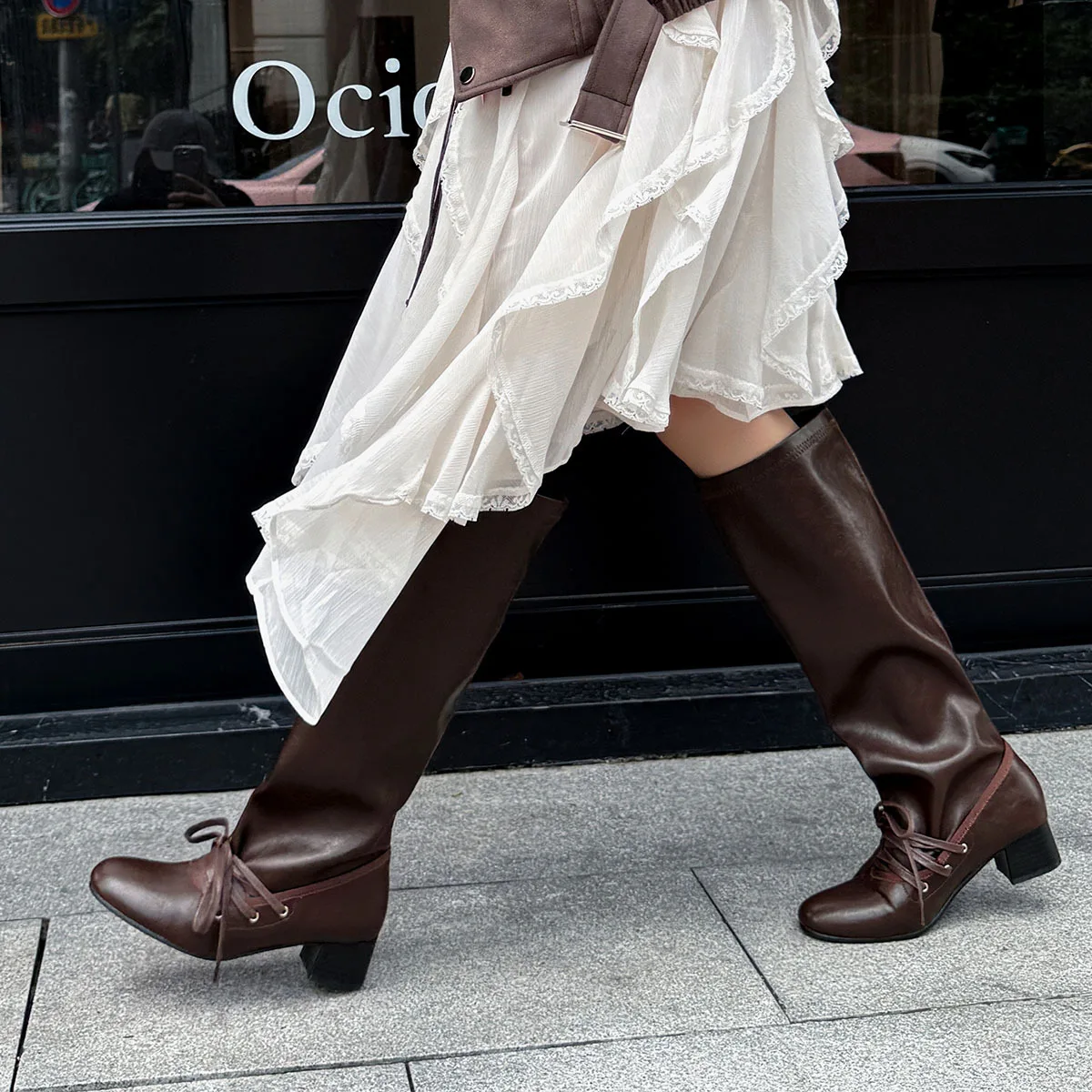 

Arden Furtado Осенние коричневые плиссированные сапоги до колена из воловьей кожи с круглым носком на шнуровке Современные сапоги на среднем каблуке Женские сапоги большого размера