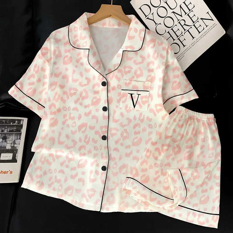 

Novedad de verano, pijamas de seda de hielo con bordado de letras rosas y leopardo, conjunto de ropa de casa de manga corta para