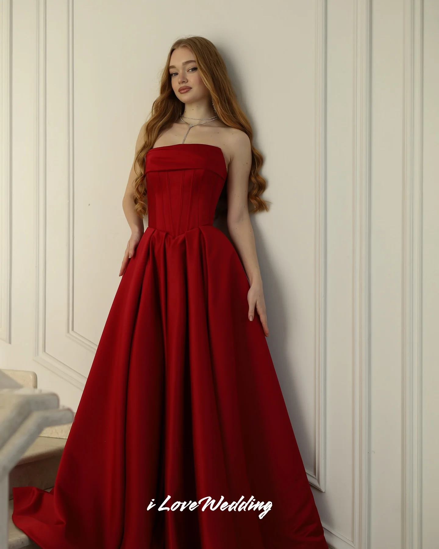 Vestidos de fiesta rojos sin tirantes 2025, vestido de noche de satén sin mangas con cordones, vestido de fiesta de boda plisado hasta el suelo personalizado