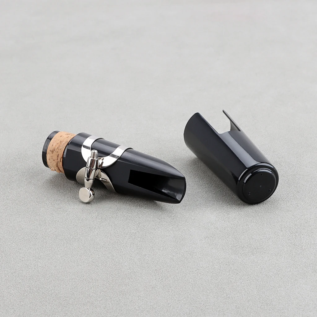 A set of Bb Clarinet Mouthpiece Kit with Silver-Plated Ligature and Plastic Cap