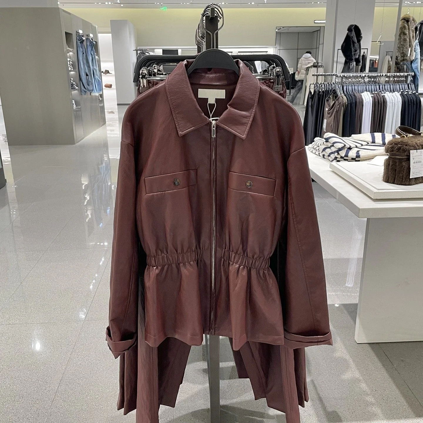 Jaqueta Curta Feminina de Couro Sintético com Gola Entalhada e Manga Longa, Cintura Elástica – Nova Coleção 2026