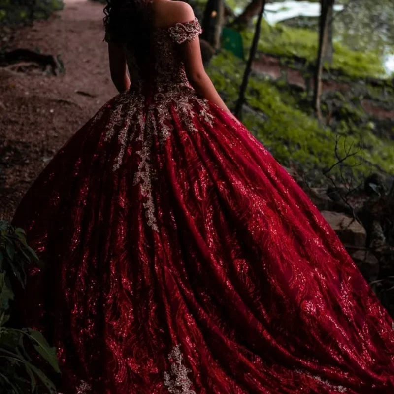 فساتين Quinceanera باللون الأحمر اللامع مخصصة قبالة الكتف كريستال بريق كريستال صائق ذيل طويل فيستدو 15 Quinceanera