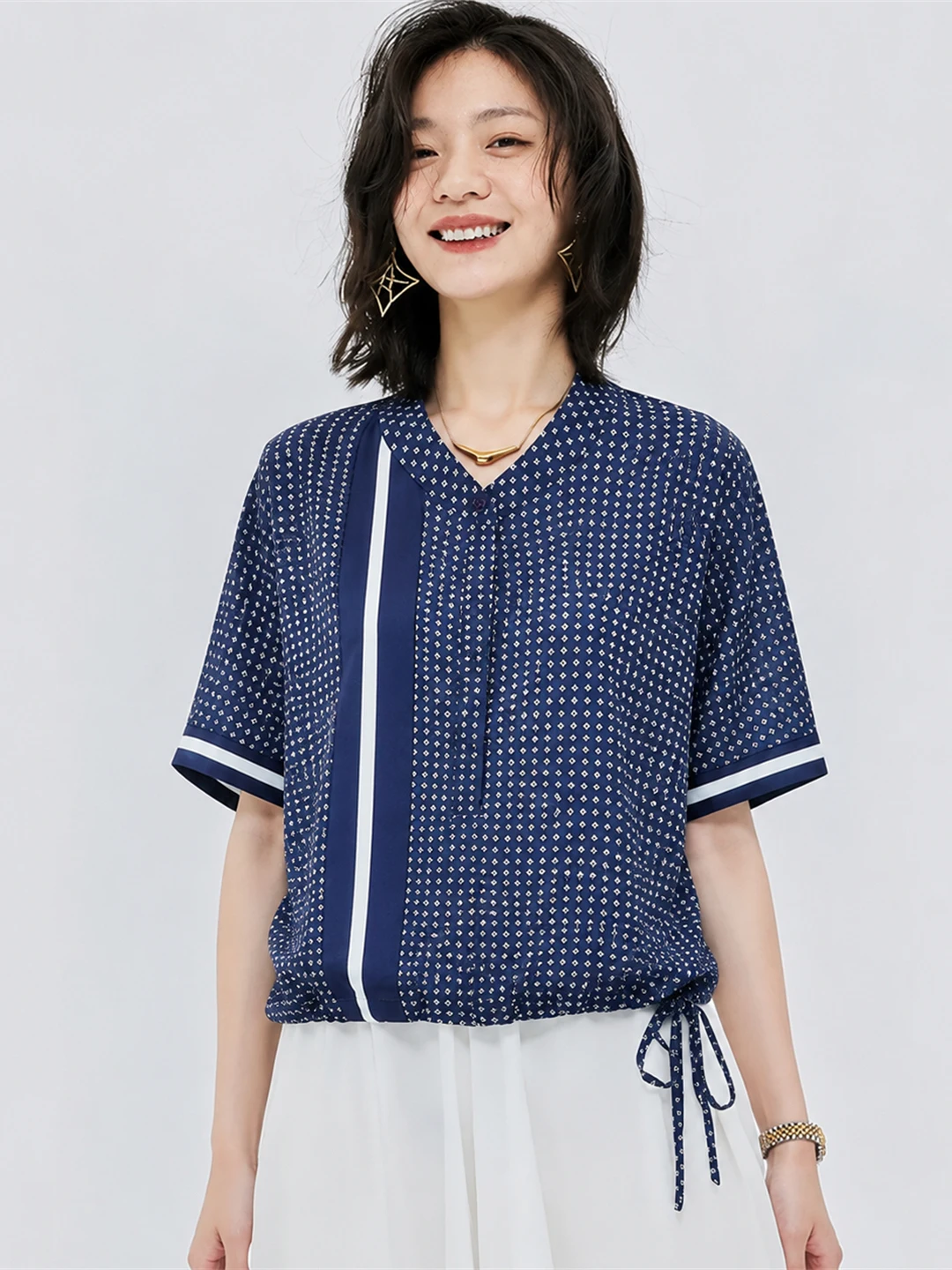 

Korean Style Unique Design Polka Dot Shirt Elegant Commute Style Women's Shirt Light Luxury Straight Cut Five Sleeve round Neck