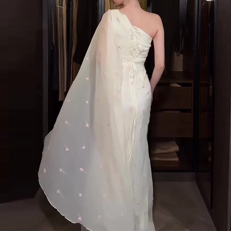 

Элегантное шифоновое платье во французском стиле с асимметричным вырезом на одно плечо, завышенной талией и плиссировкой, для банкетов и торжественных мероприятий