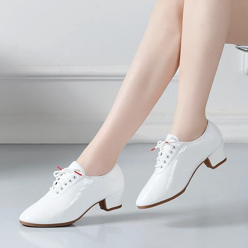 Sapatos de dança de sola macia padrão para mulheres, sapatos de dança modernos, couro branco feminino, saltos quadrados