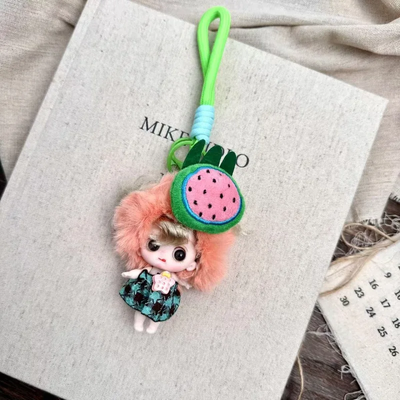 슈퍼 귀여운 인형 펜던트 탑 핑크 딸기 푹신한 머리카락 체크무늬 치마 귀여운 수제 플러시 액세서리.