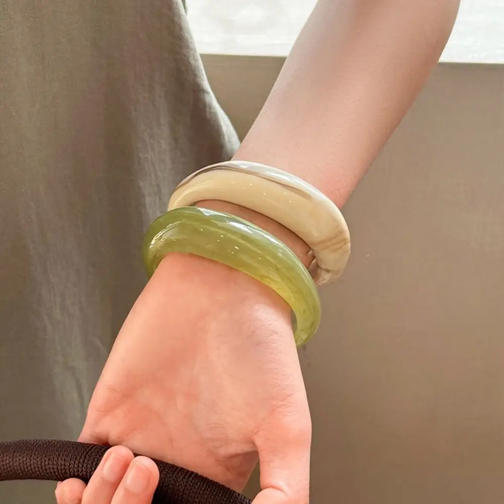 أوروبا الأمريكية نمط واسعة مفتوحة الإسورة الدوبامين غير النظامية الراتنج الإسورة مجوهرات اكسسوارات مزاجه C شكل الكفة أساور