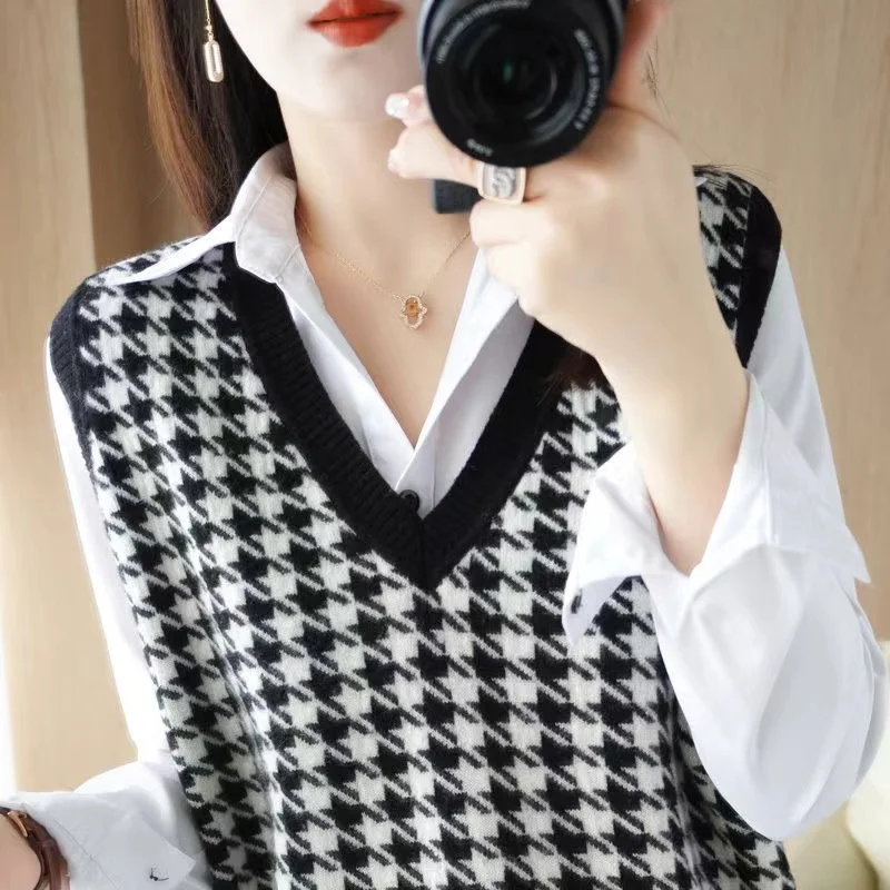 Versatile V-Neck Knitted Vest Women's Fashionable Plaid Woolen Warm Outerwear Casual All-Season Sleeveless Top
