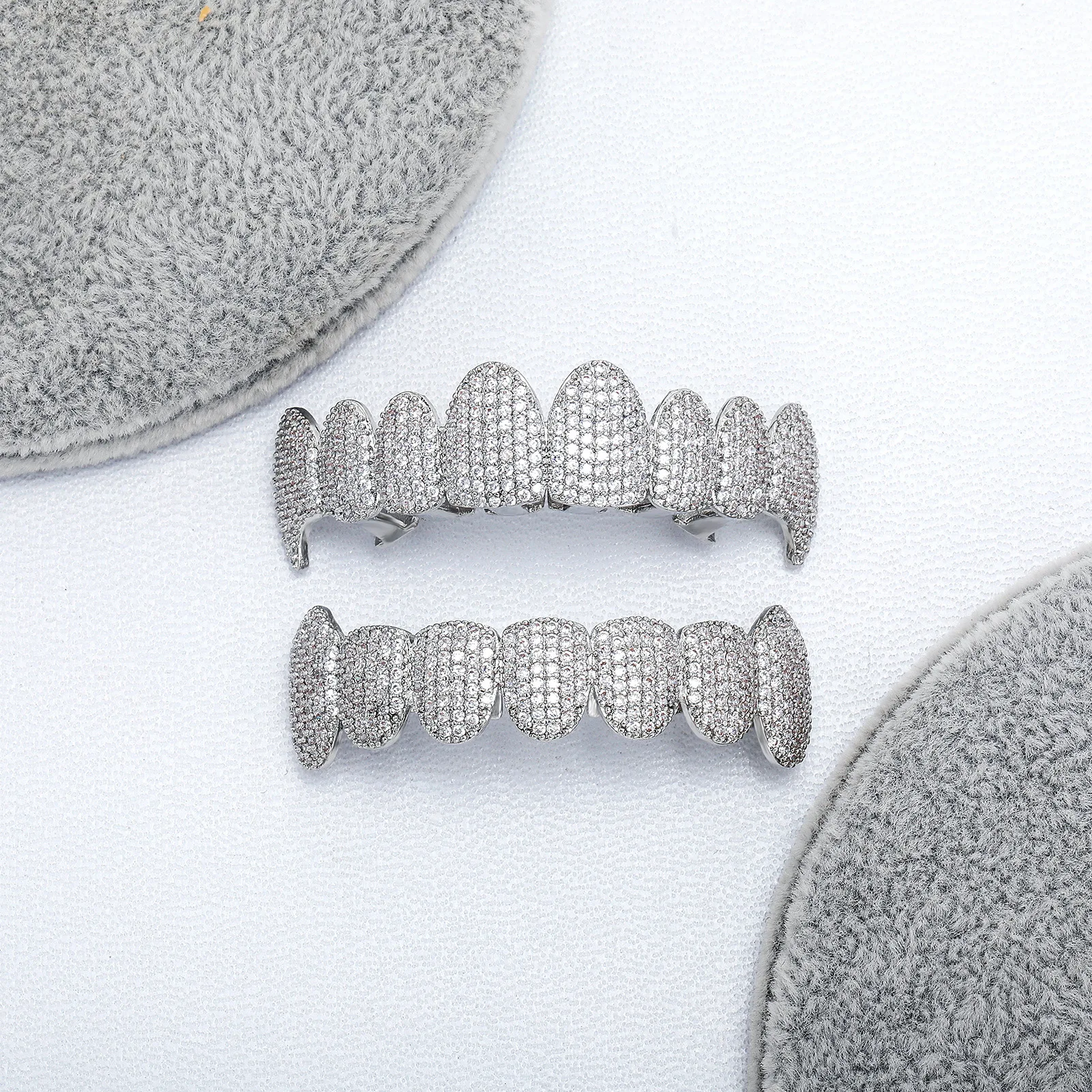 Iced Out 8 Teeth Grillz Jewelry Full Zircon Hip Hop Tooth Cover Silver Tone Rapper Style Mouth Accessories Streetwear Fashion