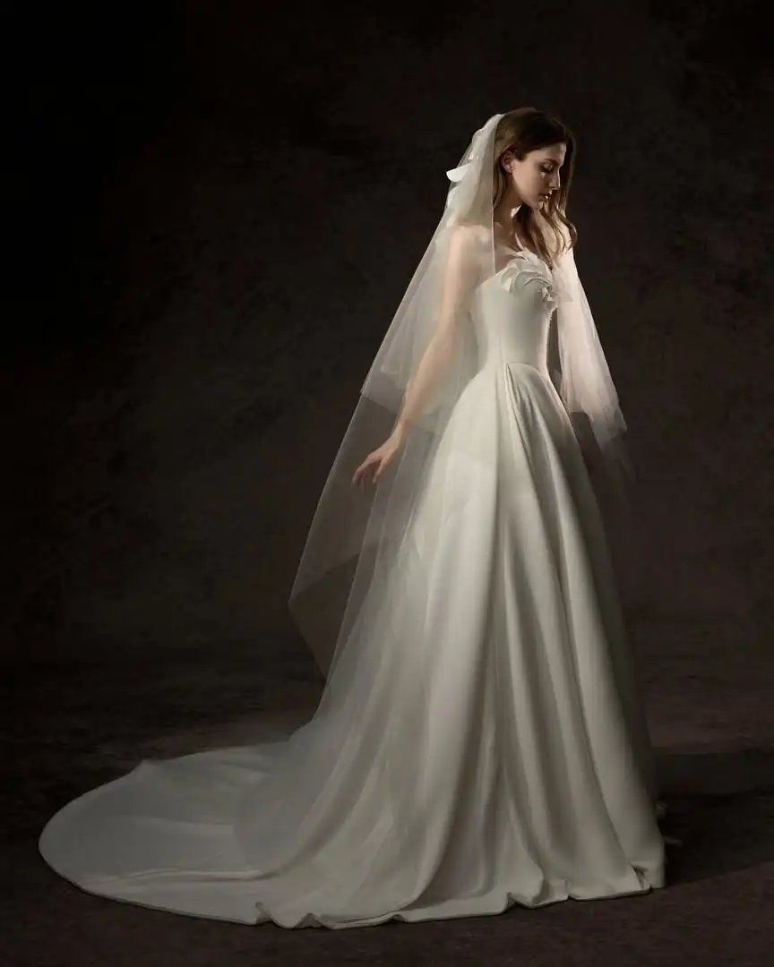 

Women's Fashion Hand Made Flower Strapless Sleeveless Wedding Dresses Customized Satin A-line Court Train Bride Wedding Gowns