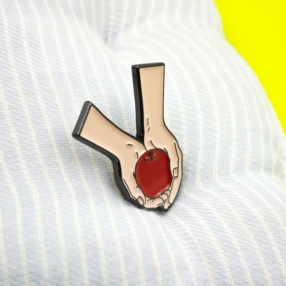 Die Twilight-Saga Emaille-Pin Hände, die einen roten Apfel halten, Buchumschlag-Broschen, Kolektion für Filmfans, Anstecknadeln, Schmuckgeschenk für Schüler – Detail 7