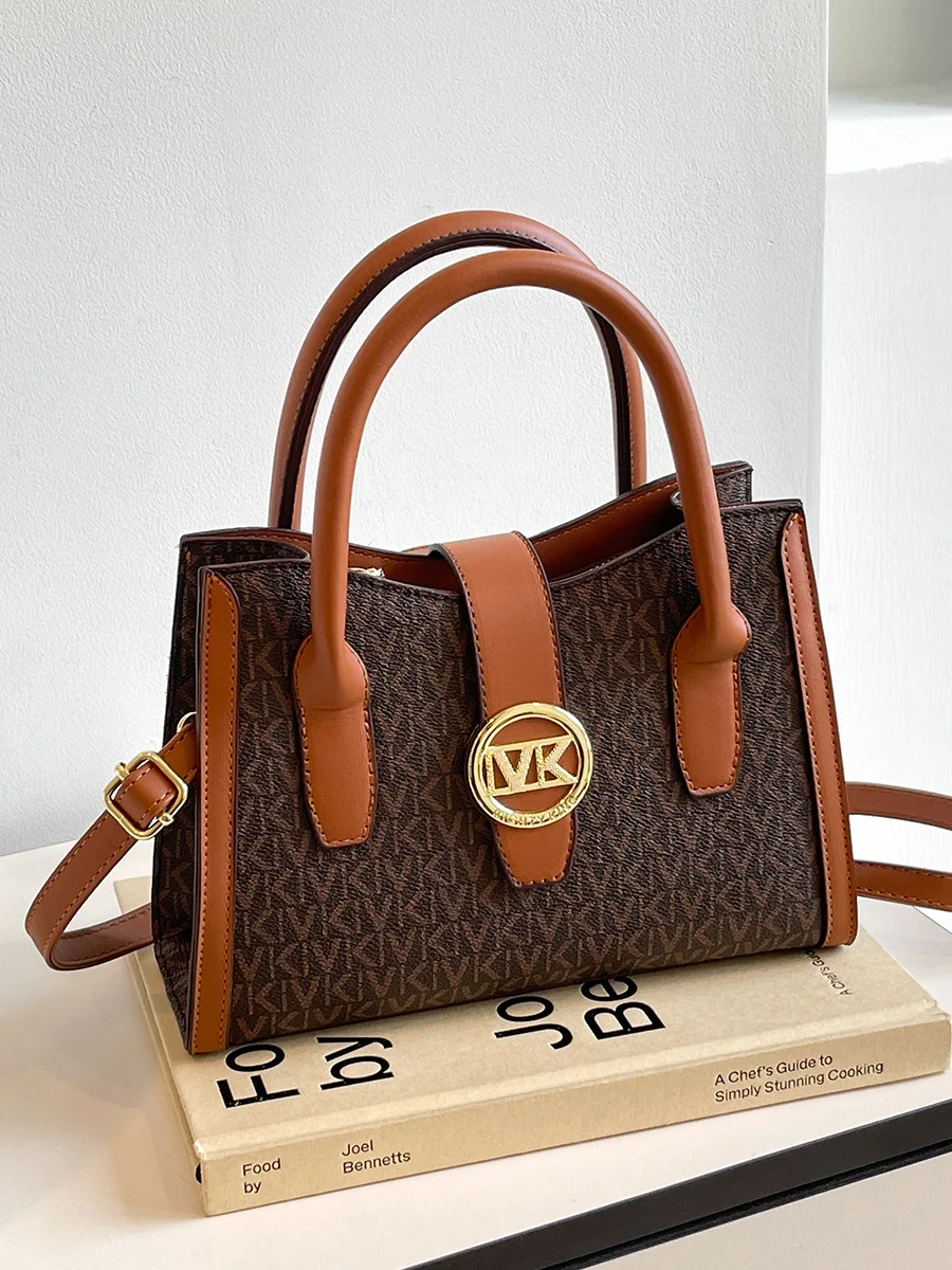 

Женская большая сумка с монограммой в дизайнерском стиле 2025 года, просторная сумка через плечо для работы и поездок на работу, регулируемый ремень через плечо