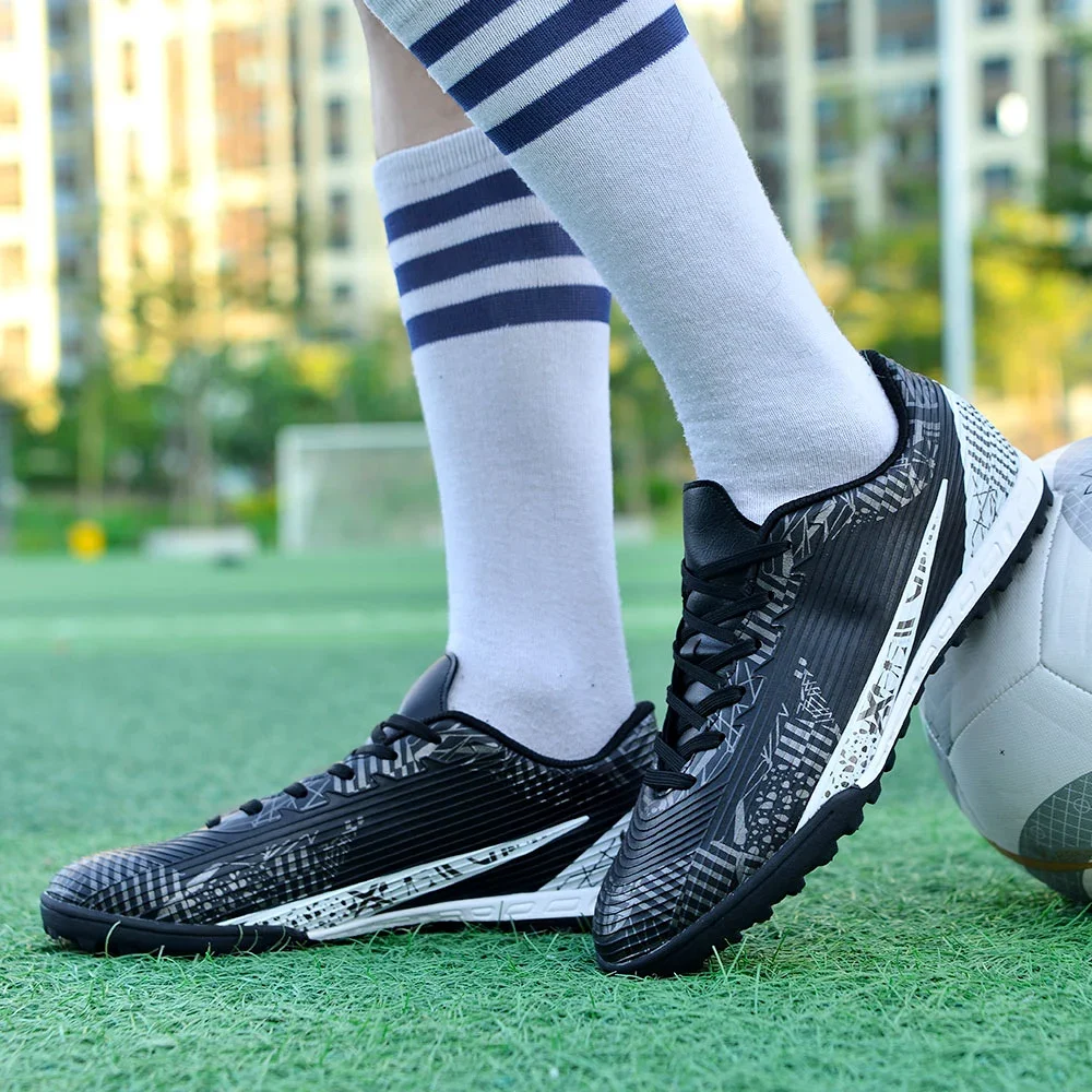 

Turf Soccer Shoes Men Studded Boots Fashion Youth Soccer Cleats Anti Slip Boys Football BootsTrainers Big Size Male Sneakers