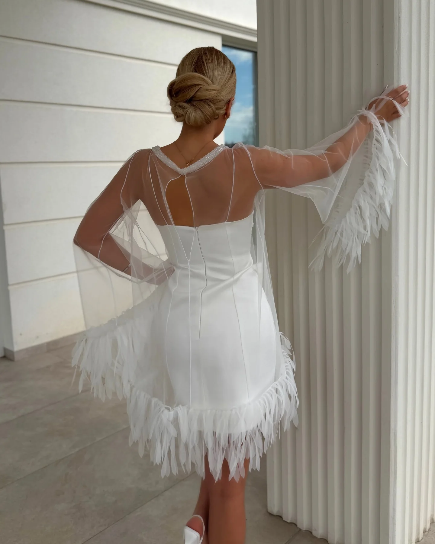Customized Mini Bridal Gown with Feather Jacket Beaded Short Wedding Gown Strapless Sheath Short Robe De Soirée