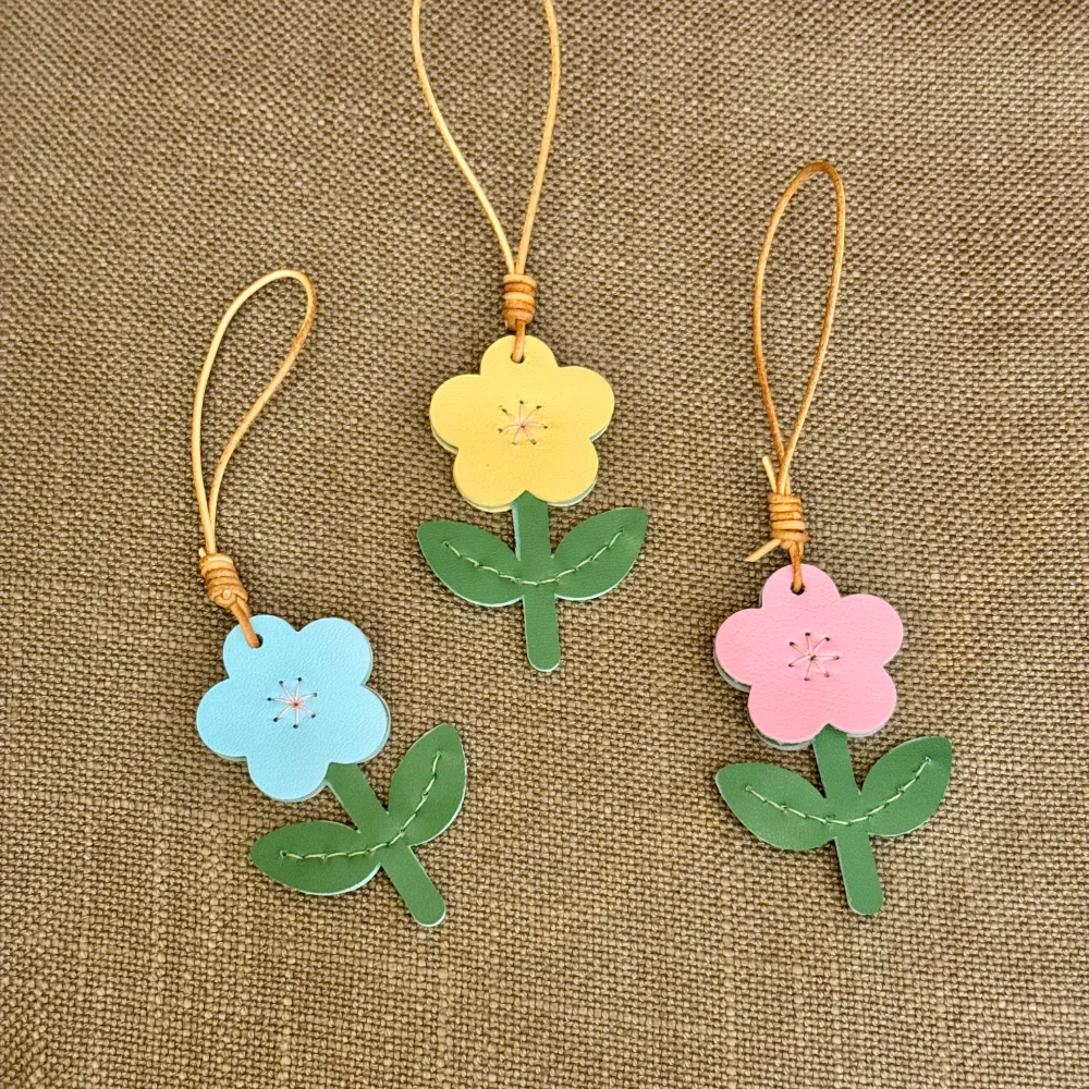 Handmade Genuine Leather Cute Flower Bag Pendant Car Key Chain Rope Ring Pendant Decoration New Pendant Bag Charm Accessories