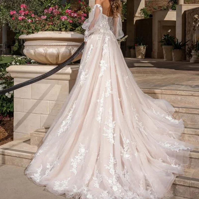 Błyszczące suknie ślubne w kolorze kości słoniowej, z odkrytymi ramionami, spódnica w kształcie litery A, aplikacje kwiatowe, długi tren, suknie ślubne szyte na miarę.