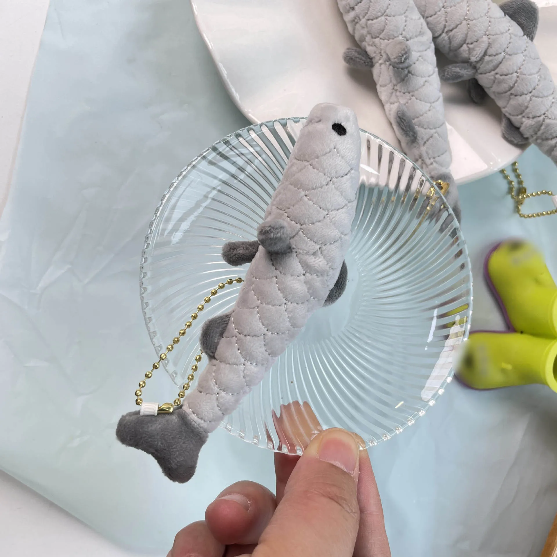 Portachiavi con ciondolo decorativo per borsa in peluche di sardine realistiche carine giapponesi Regali creativi Portachiavi con pesci piccoli in peluche morbido e carino