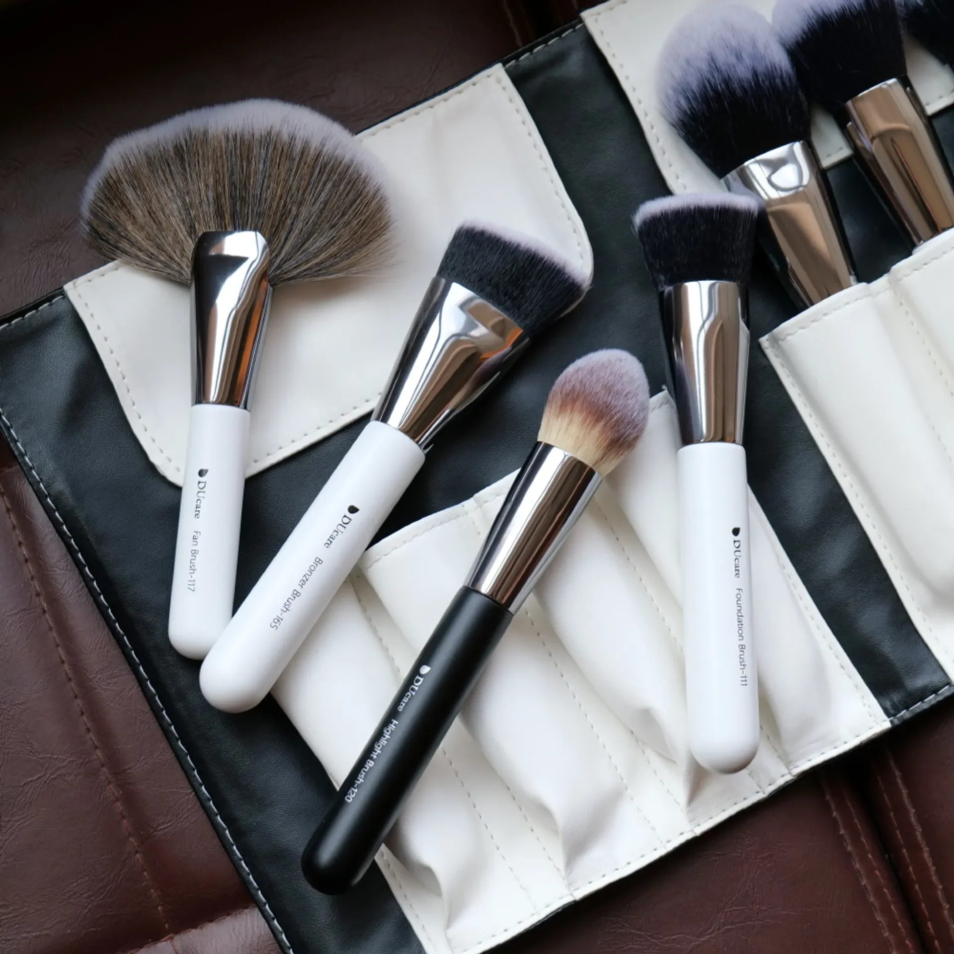 DUcare Professional แปรงแต่งหน้า 31 ชิ้น Panda Series Foundation Blending Face Powder Blush คอนซีลเลอร์อายแชโดว์ซองหนัง