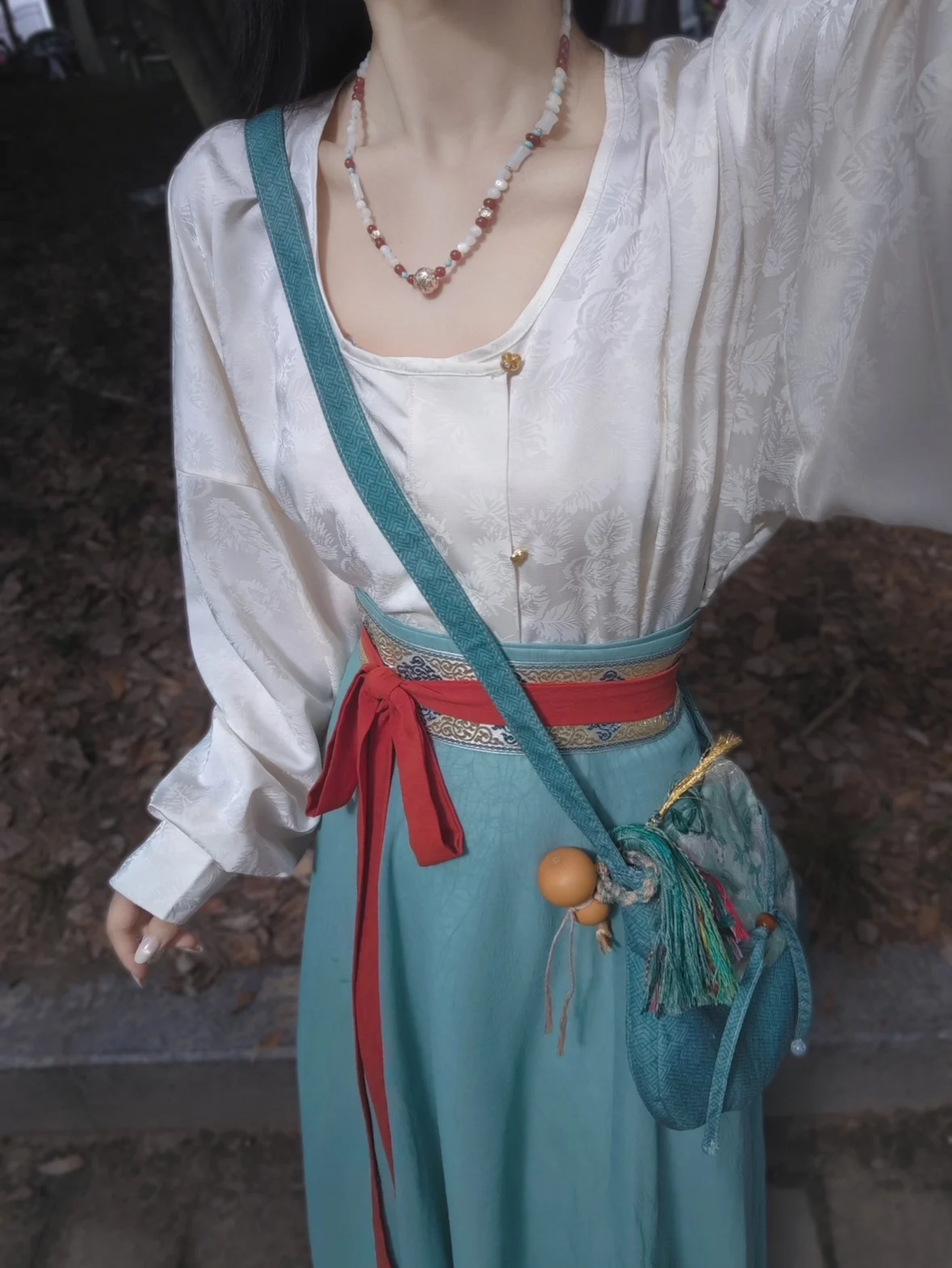 

Шикарный комплект Ханьфу с топом с драпированным воротником и юбкой с восемью разрезами, цвета лазурита. Универсальный, подходит для повседневной носки и поездок на работу. Традиционный китайский стиль.