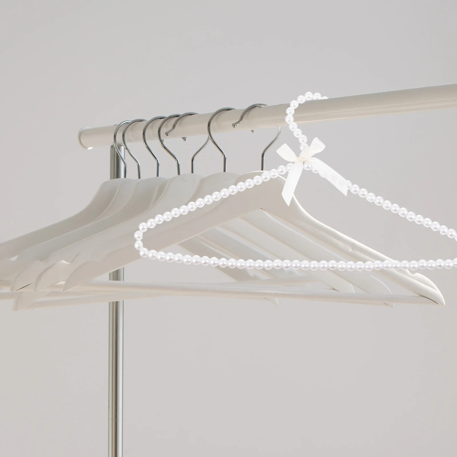 

2Pcs Fashion Pearl Bowknot Hangers Non-Slip Protective Clothes Hangers for Sweaters Skirts Jackets Wardrobe Organization
