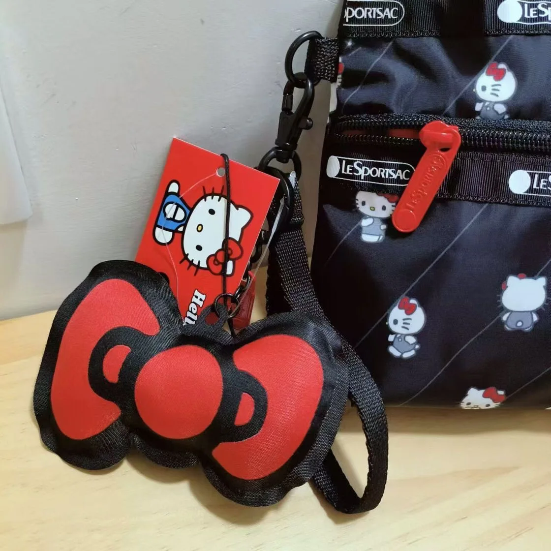 Sanrio Hello Kitty monedero pajarita cartera bolsa de cosméticos Anime estampado completo Hello Kitty bolsa de almacenamiento de viaje Kawaii chica bolsa de regalo