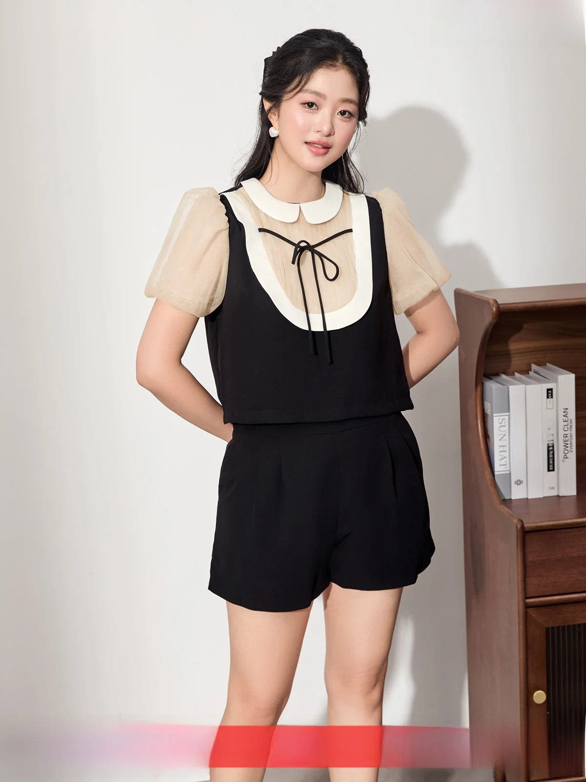 

Комплект из шорт с высокой талией, топа с пышными рукавами и пэчворком, а также топа с коротким рукавом для создания молодежного образа. Летняя мода больших размеров.