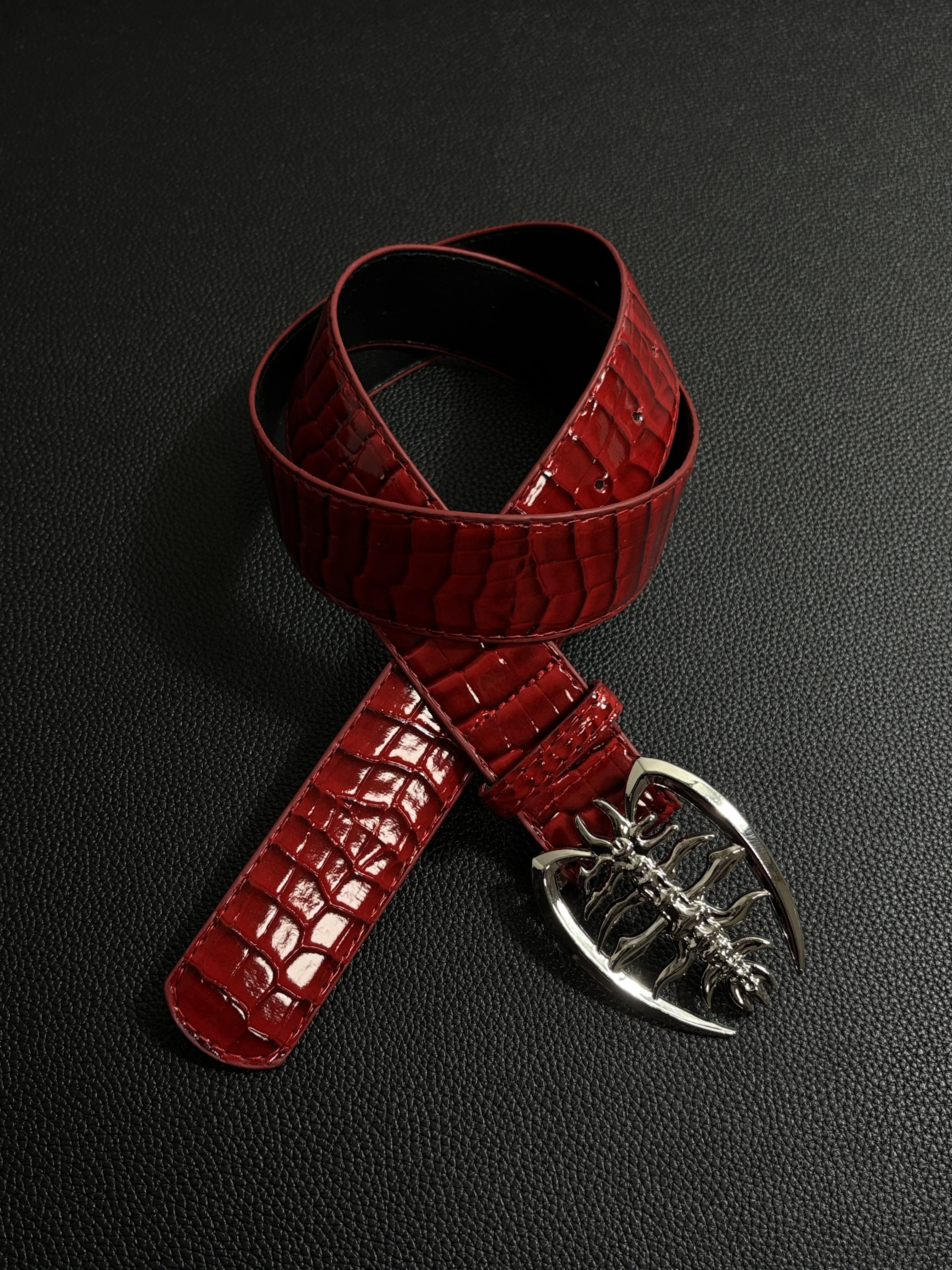 cinto-vintage-de-veludo-vermelho-com-padrao-de-crocodilo-cinto-punk-y2k-com-detalhes-de-espinha-cinto-de-couro-antigo-uniss