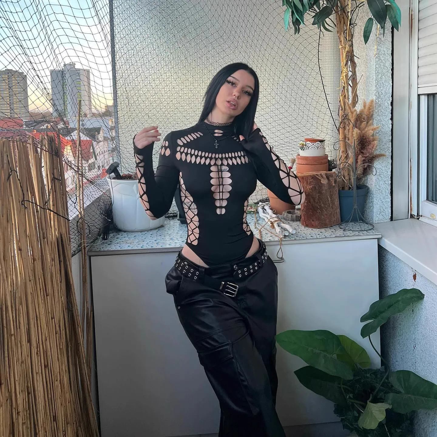 Sexy Mesh-Bodysuits für Damen mit offenem Schritt, ausgehöhltem Spider-Design, schmal geschnitten, langärmlig, versteckte Knöpfe, Neuheit 2026 – Detail 3