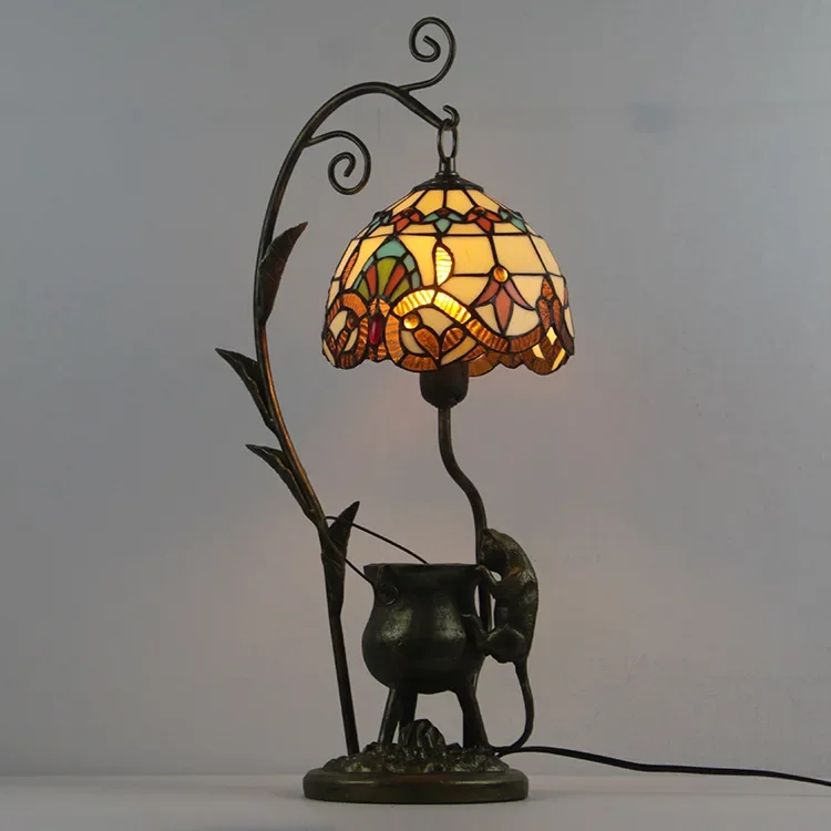 Kreatywna myszka na lampce, retro żywiczna podstawa, abażur z wzorem witrażu.