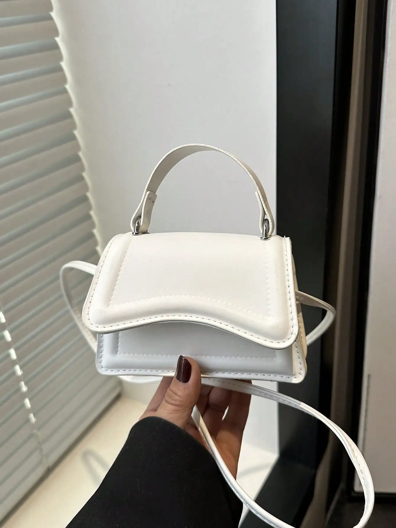 

Белая минималистичная мини-сумка через плечо с верхней ручкой и регулируемым ремнем