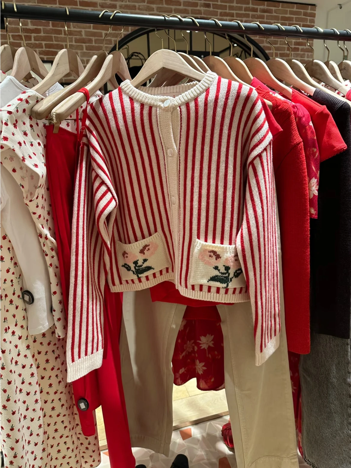 

Эффектный красный вязаный кардиган с цветочной вышивкой и вертикальными полосками, женский, на пуговицах, из хлопка, длинный рукав.