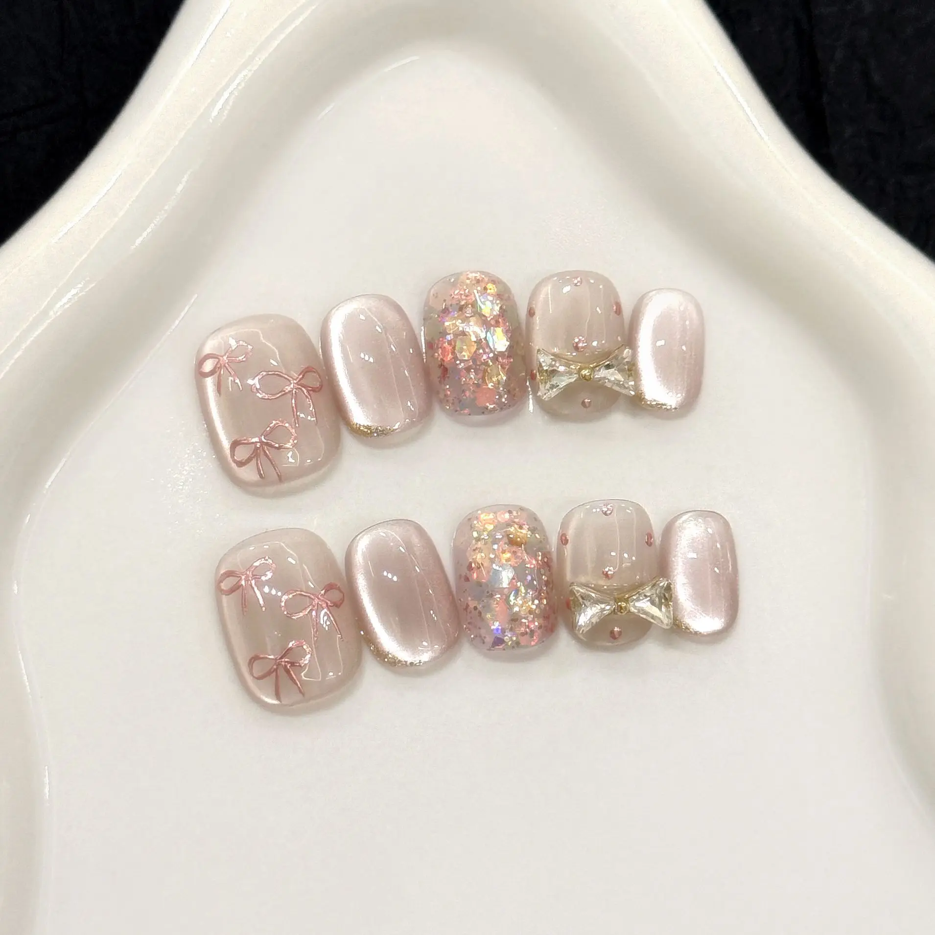 

10pcs Diamond Bow Handmade Fake Nail Art Sequin Short Round Nails Tips Cat's Eye False Nail Set Finished Wearable Press on Nails