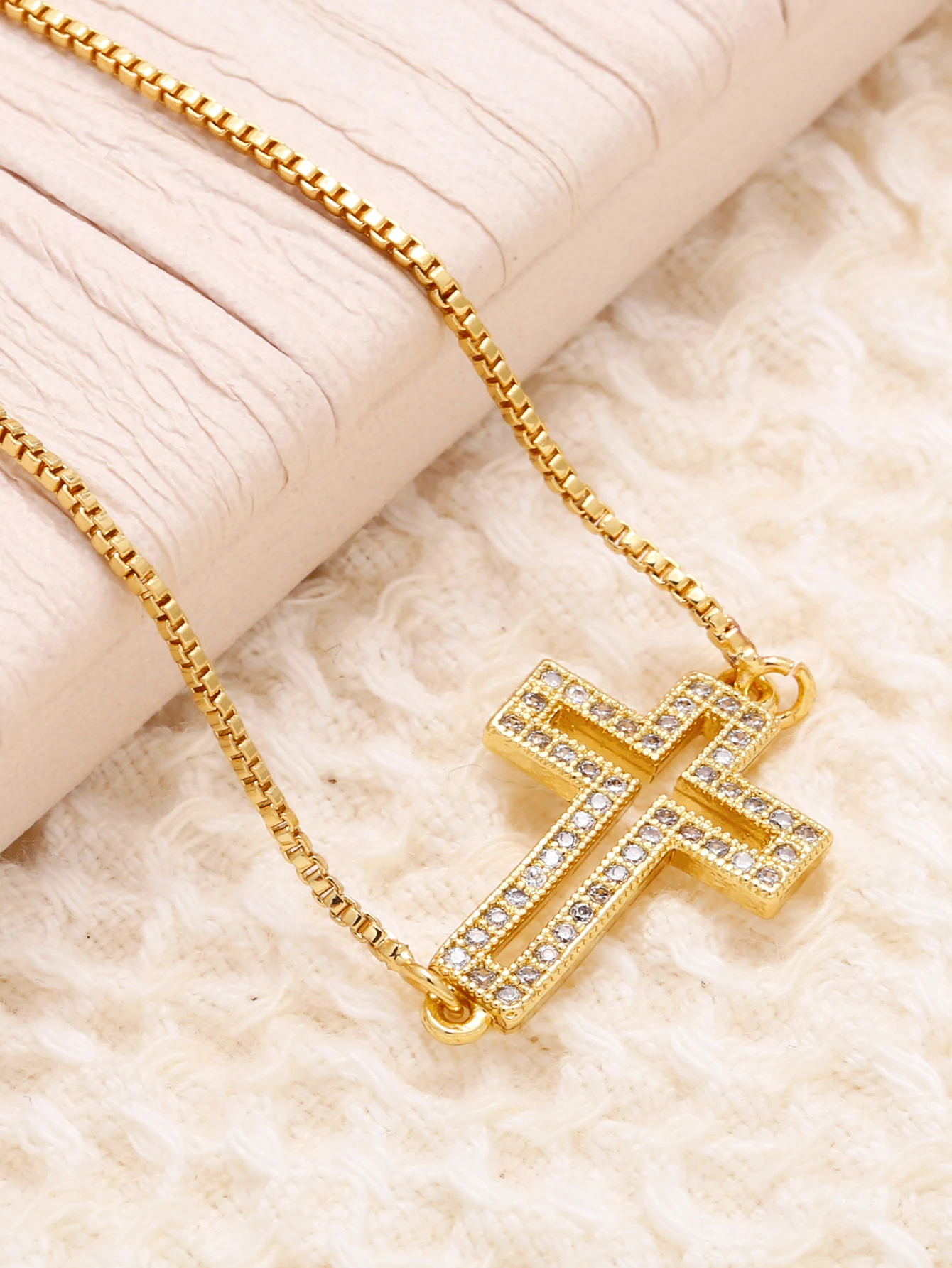 FLOLA New Cubic Zirconia Sideways Jesus Cross Bracelet Women Adjustable Gold Plated Bracelet with Cross Religious Jewelry brta17